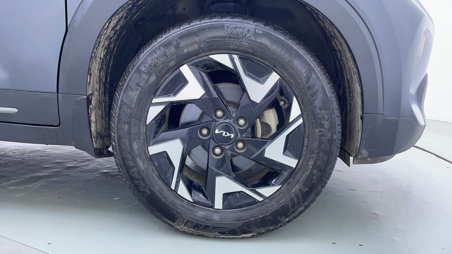 Used 2023 Kia Sonet X Line 1.5 Diesel AT Diesel Automatic tyres RIGHT FRONT TYRE RIM VIEW