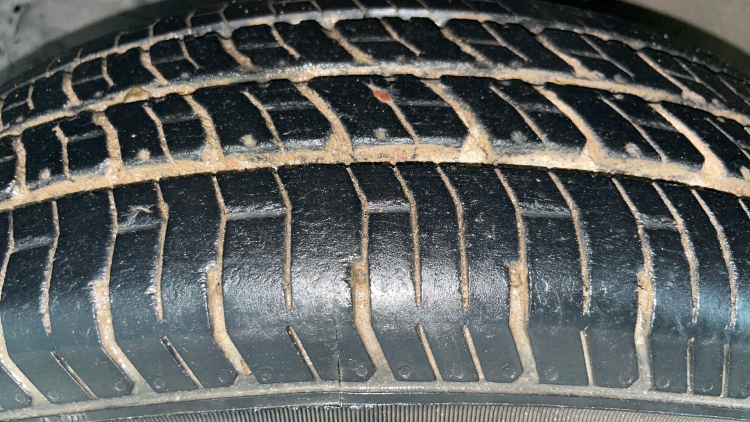 Used 2016 Maruti Suzuki Swift Lxi (O) Petrol Manual tyres LEFT FRONT TYRE TREAD VIEW