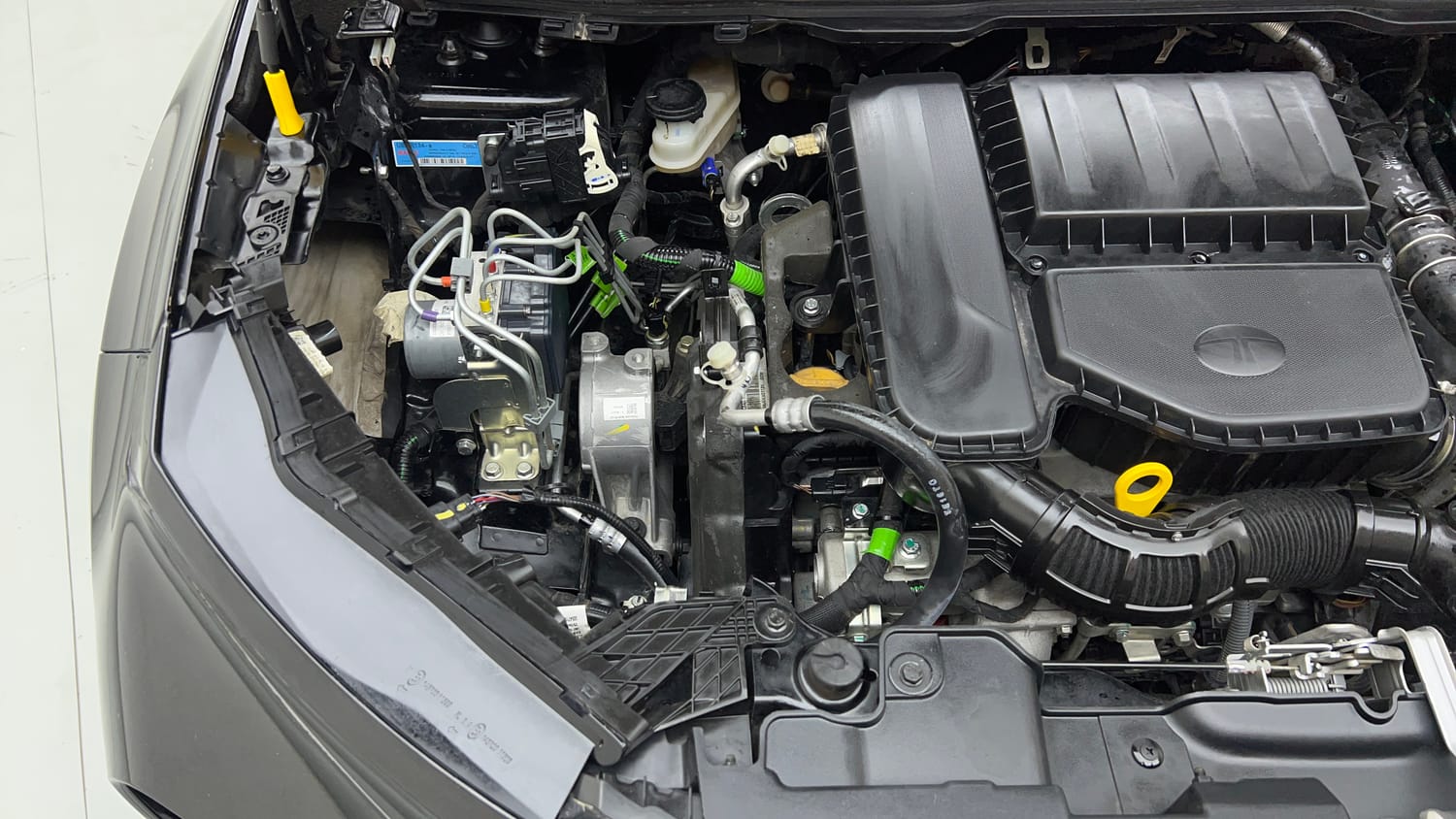 2025 Tata Curvv Accomplished Plus A 1.5 Kryojet Diesel 7DCA Dark Edition-29