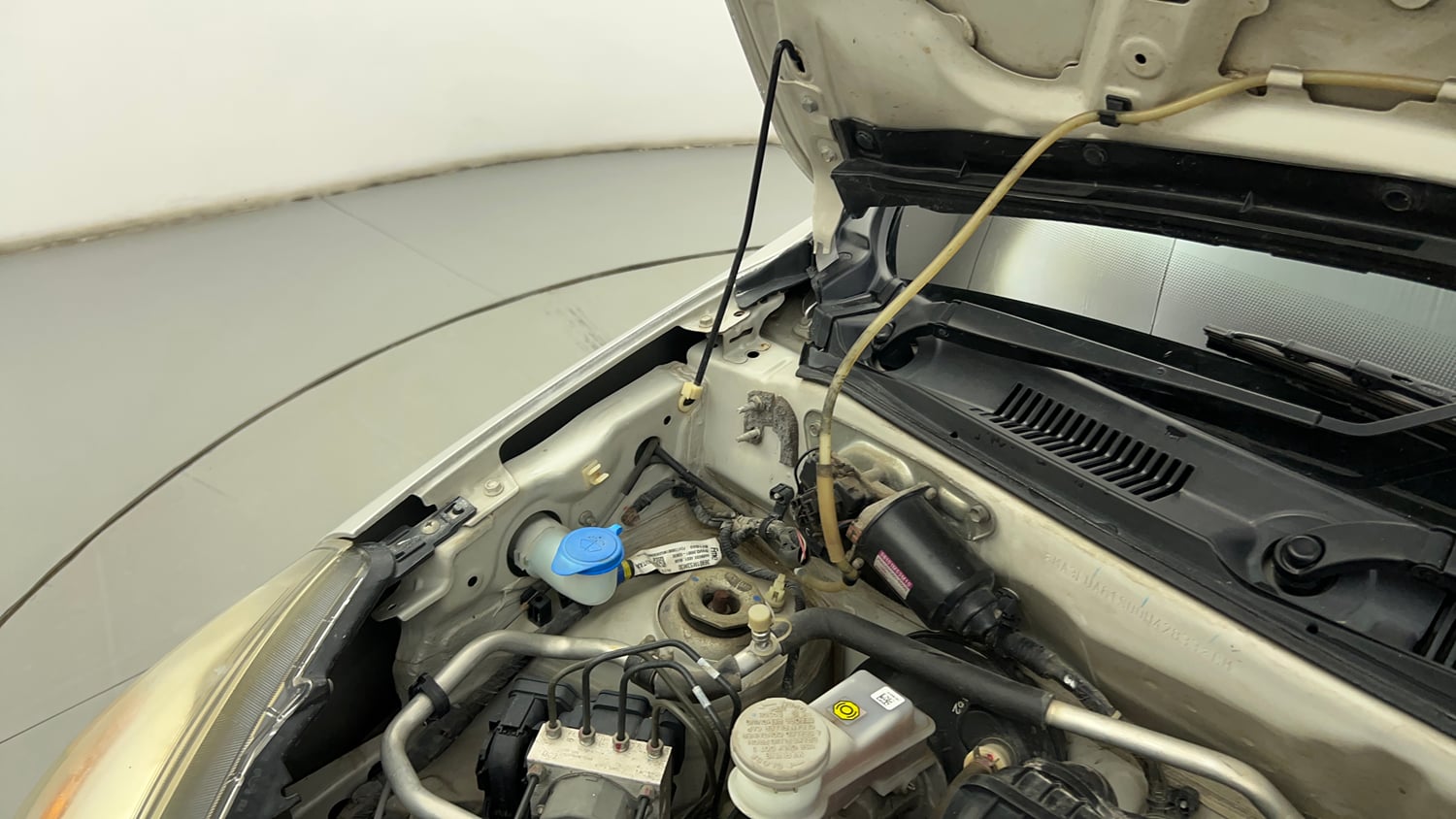 Used 2021 Maruti Suzuki Alto 800 LXi Petrol Manual engine ENGINE RIGHT SIDE HINGE & APRON VIEW