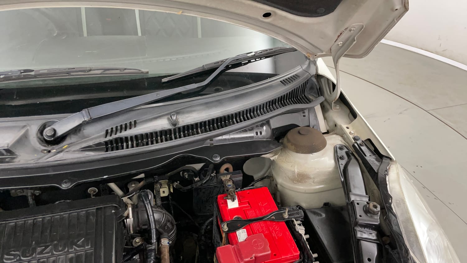Used 2016 Maruti Suzuki Swift Lxi (O) Petrol Manual engine ENGINE LEFT SIDE HINGE & APRON VIEW