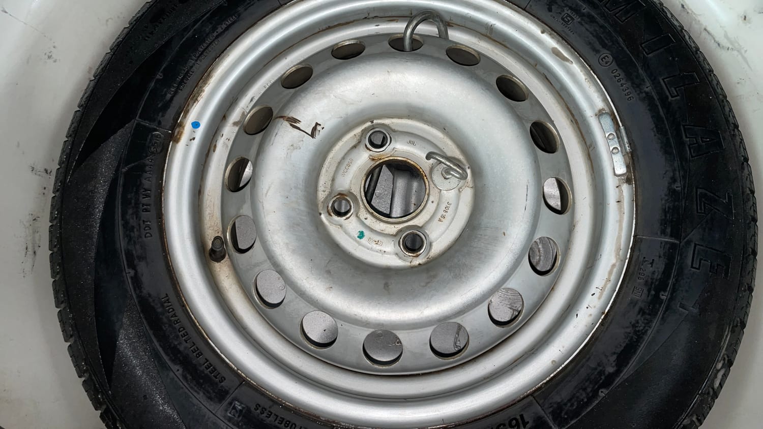 Used 2016 Maruti Suzuki Swift Lxi (O) Petrol Manual tyres SPARE TYRE VIEW