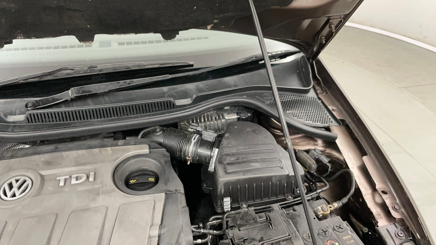 Used 2015 Volkswagen Vento Highline Diesel AT Diesel Automatic engine ENGINE LEFT SIDE HINGE & APRON VIEW