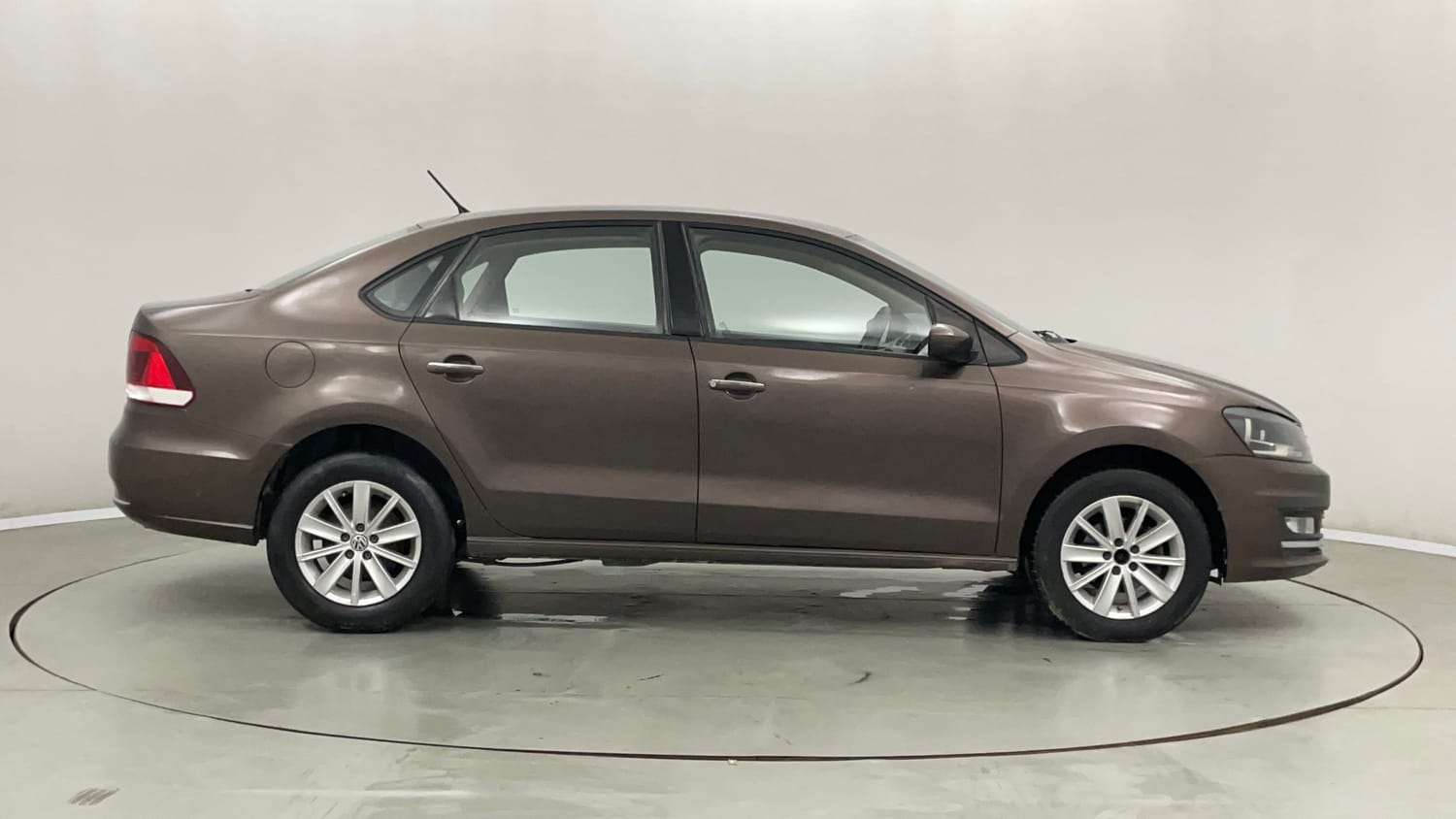 Used 2015 Volkswagen Vento Highline Diesel AT Diesel Automatic exterior RIGHT SIDE VIEW