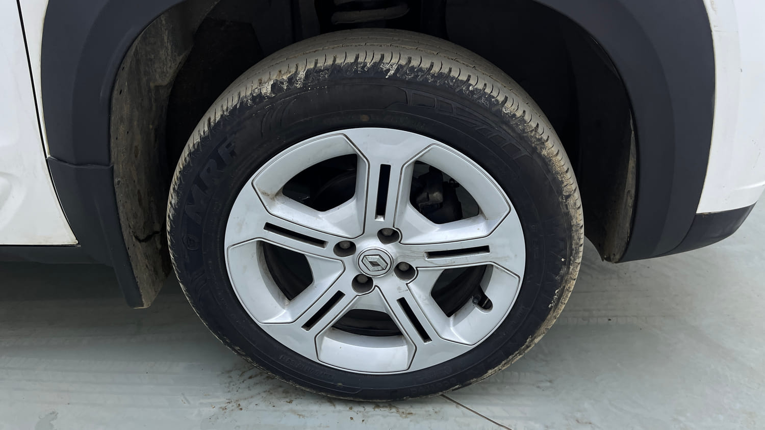 Used 2024 Renault Kiger RXT AMT Petrol Automatic tyres RIGHT FRONT TYRE RIM VIEW