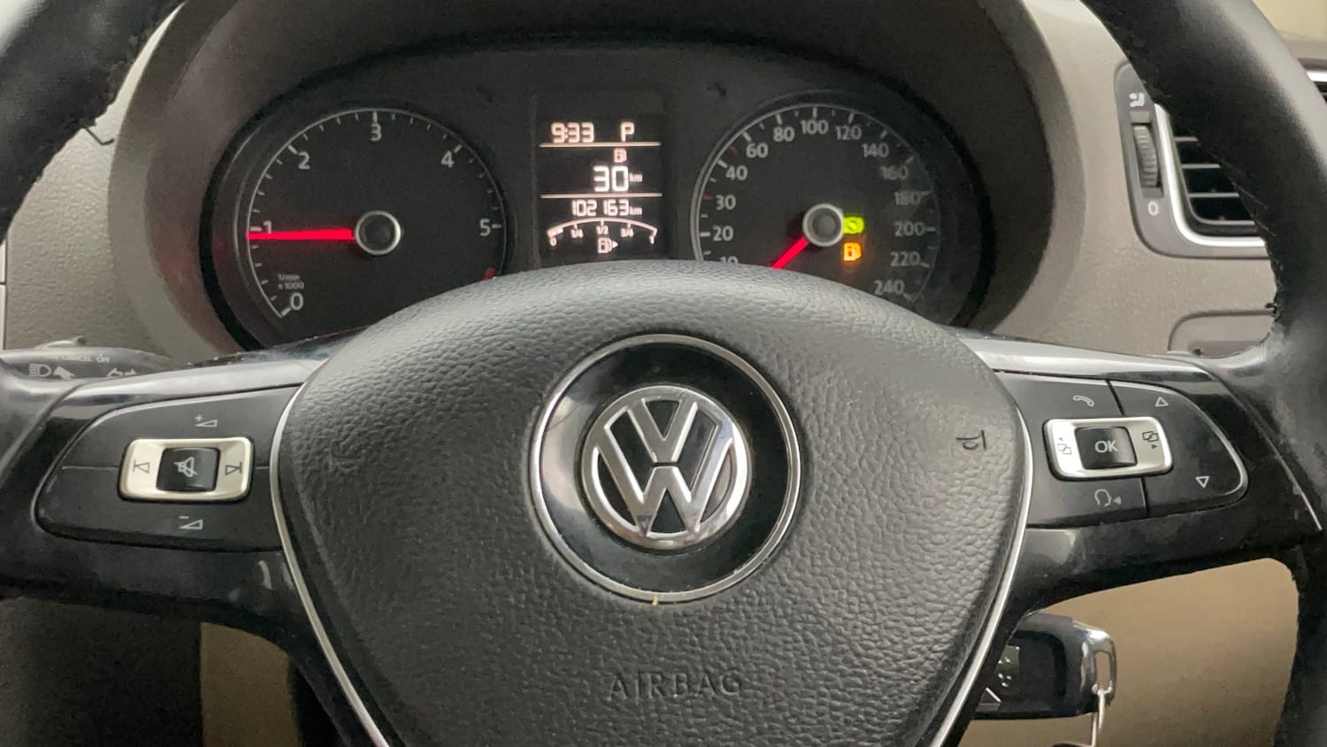 Used 2015 Volkswagen Vento Highline Diesel AT Diesel Automatic top_features Steering mounted controls