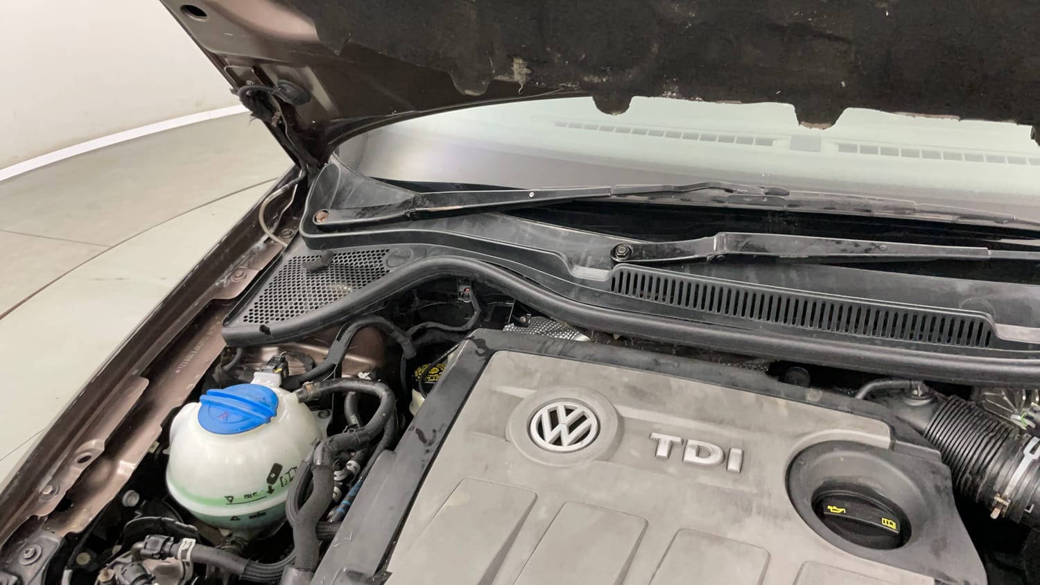 Used 2015 Volkswagen Vento Highline Diesel AT Diesel Automatic engine ENGINE RIGHT SIDE HINGE & APRON VIEW