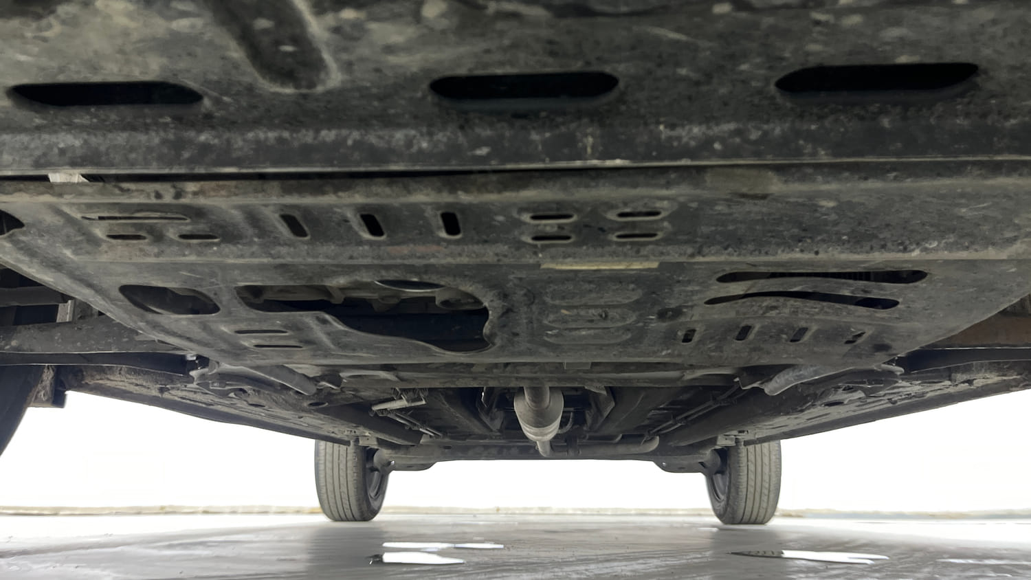 Used 2024 Renault Kiger RXT AMT Petrol Automatic extra FRONT LEFT UNDERBODY VIEW