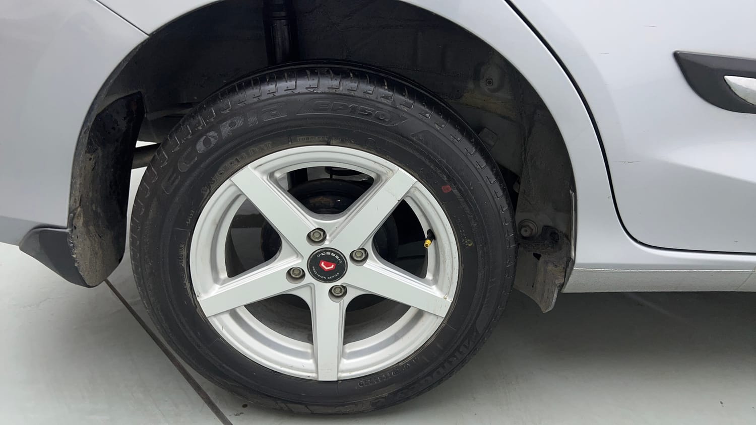 Used 2023 Honda Amaze S 1.2 Petrol CVT Petrol Automatic tyres RIGHT REAR TYRE RIM VIEW