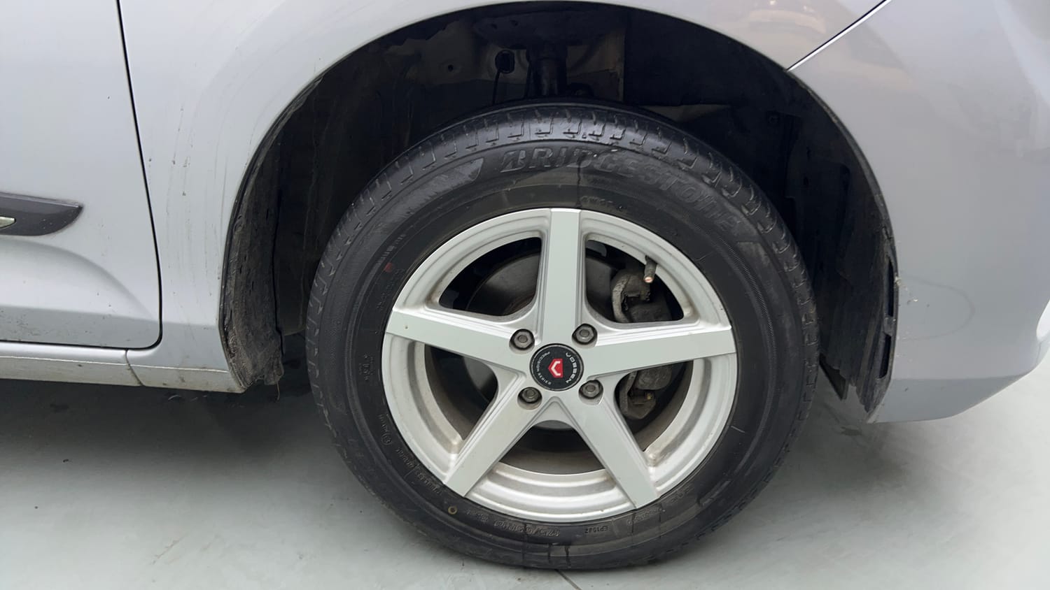 Used 2023 Honda Amaze S 1.2 Petrol CVT Petrol Automatic tyres RIGHT FRONT TYRE RIM VIEW