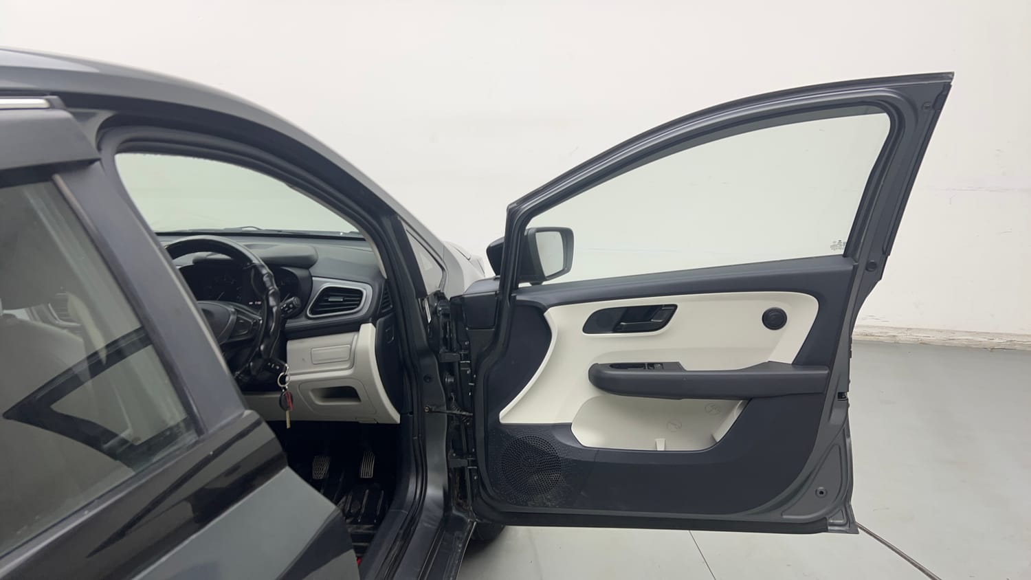 2022 Tata Altroz XE Plus Petrol-19