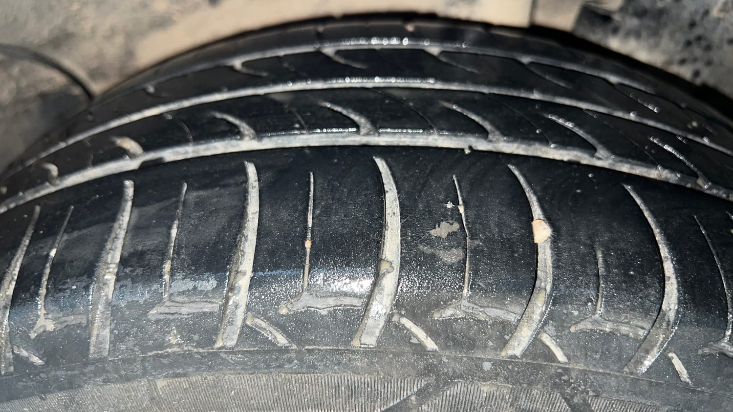 Used 2022 Hyundai New i20 Asta (O) 1.0 Turbo DCT Petrol Automatic tyres LEFT REAR TYRE TREAD VIEW