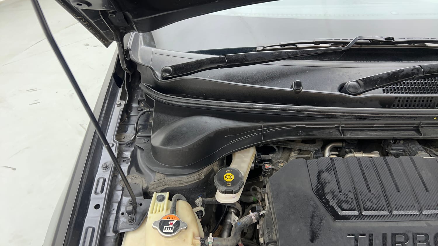 Used 2023 Hyundai Verna SX 1.5 Turbo Petrol MT Petrol Manual engine ENGINE RIGHT SIDE HINGE & APRON VIEW