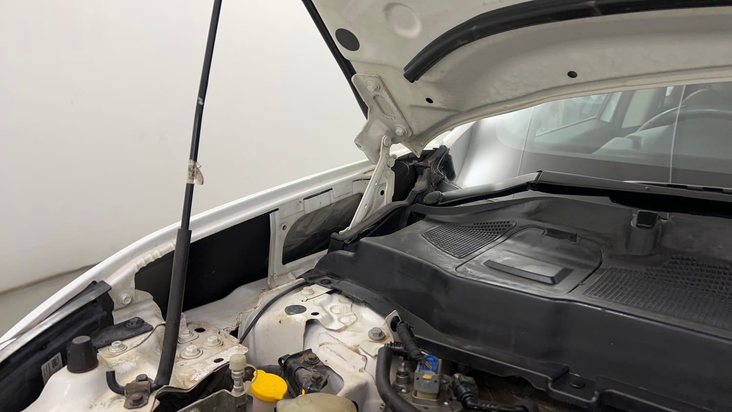 Used 2022 Tata Harrier XZS Diesel Manual engine ENGINE RIGHT SIDE HINGE & APRON VIEW