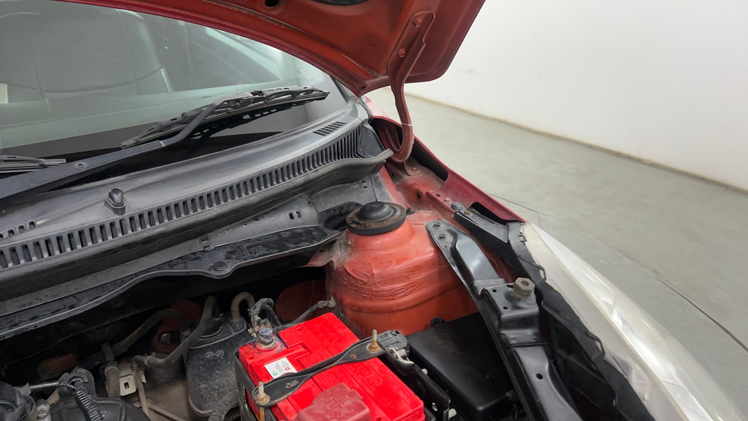 Used 2014 Maruti Suzuki Swift VXi Petrol Manual engine ENGINE LEFT SIDE HINGE & APRON VIEW