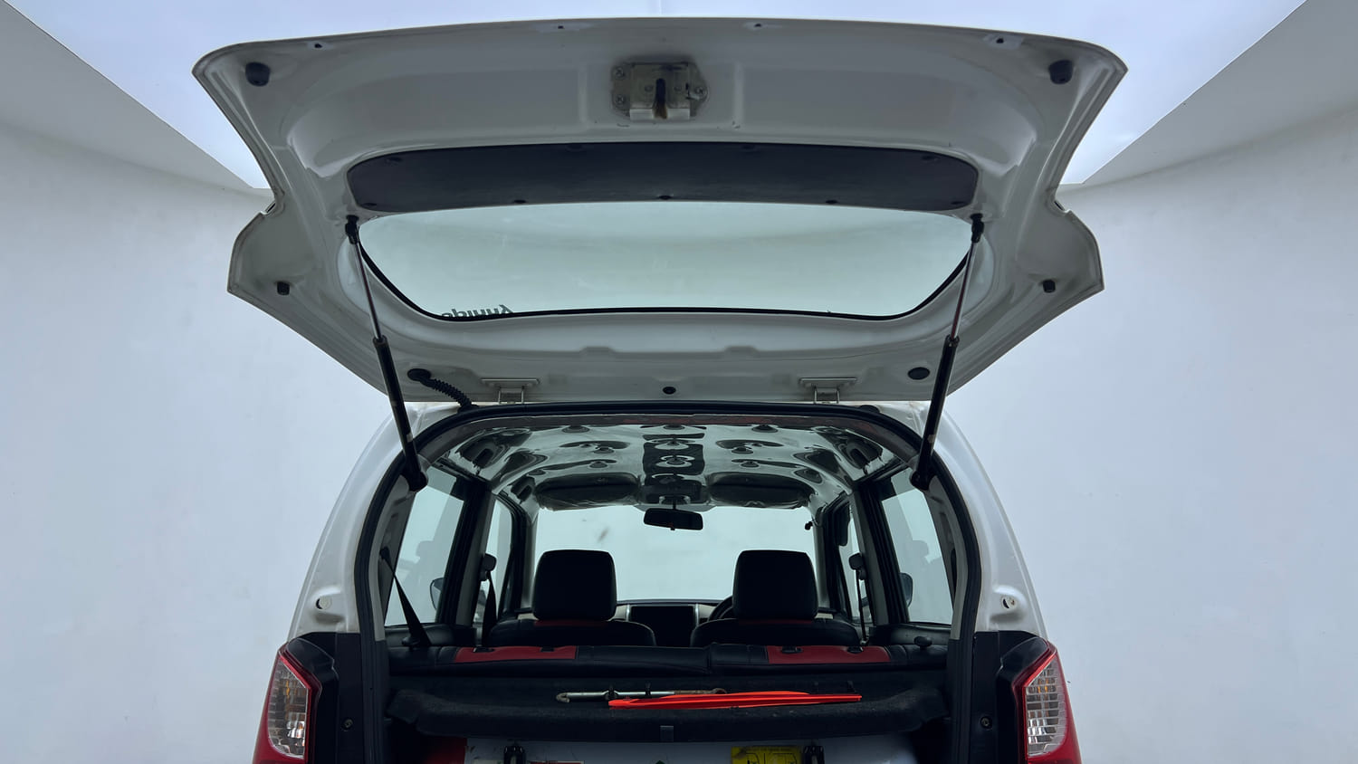 Used 2018 Maruti Suzuki Wagon R LXI CNG Cng Manual interior DICKY DOOR OPEN VIEW