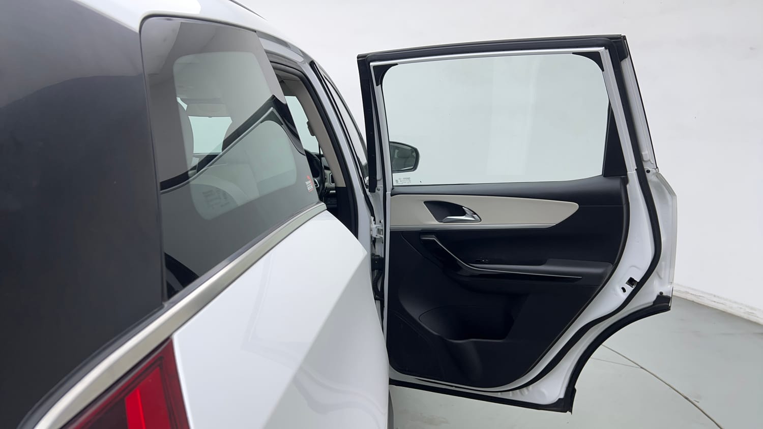 2023 Mahindra XUV700 AX 7 Petrol AT Luxury Pack 7 STR-20