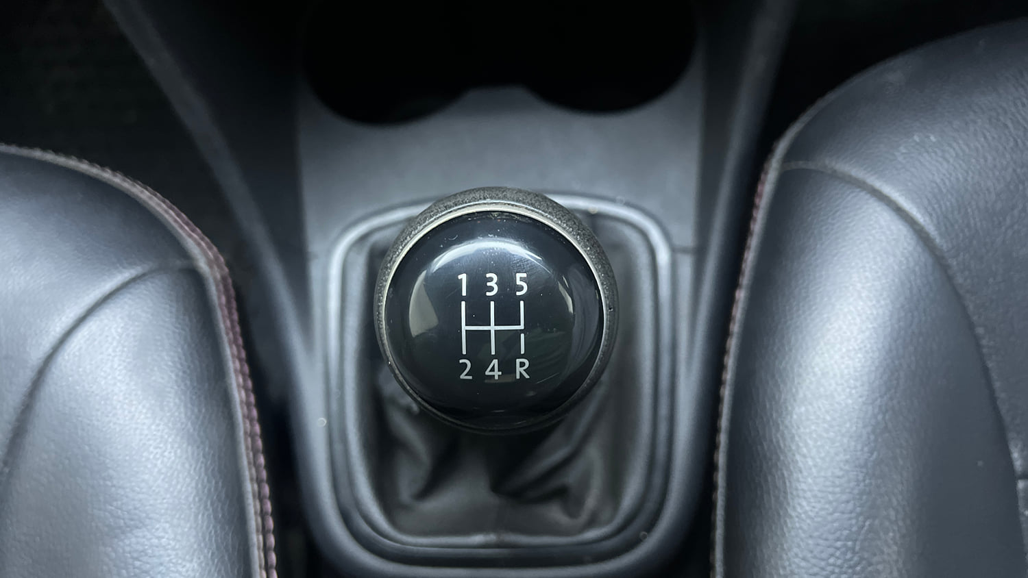 Used 2021 Volkswagen Polo Comfortline 1.0L MPI Petrol Manual interior GEAR  KNOB VIEW