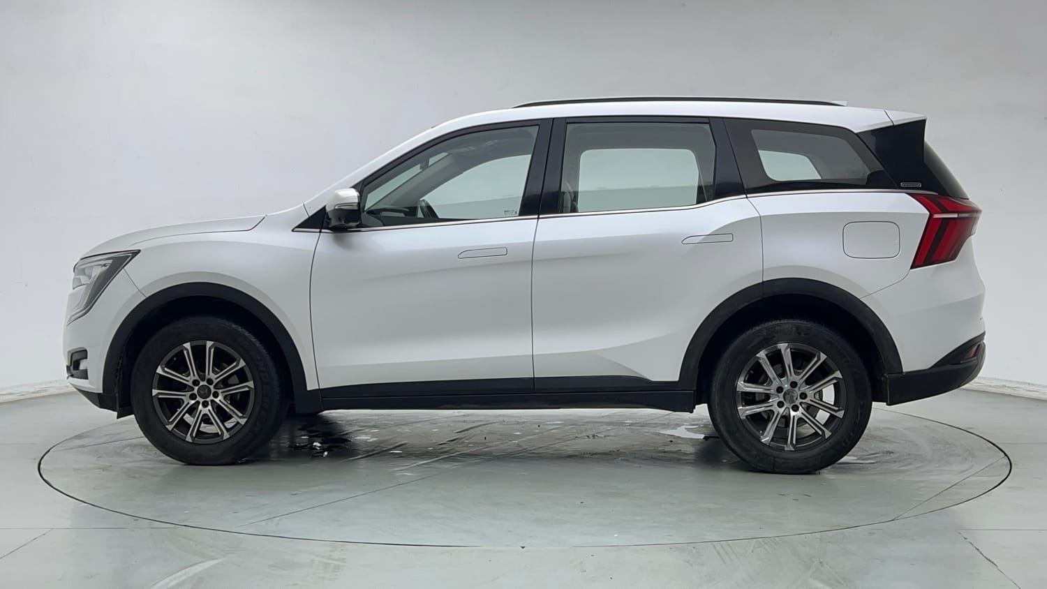 2023 Mahindra XUV700 AX 7 Petrol AT Luxury Pack 7 STR-1