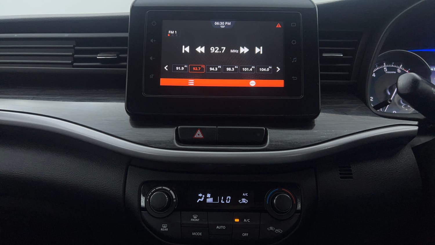 Used 2021 Maruti Suzuki XL6 Zeta MT Petrol Petrol Manual top_features Integrated (in-dash) music system