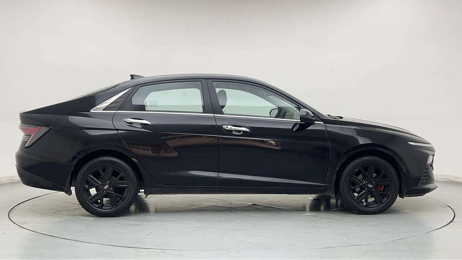 Used 2023 Hyundai Verna SX 1.5 Turbo Petrol MT Petrol Manual exterior RIGHT SIDE VIEW