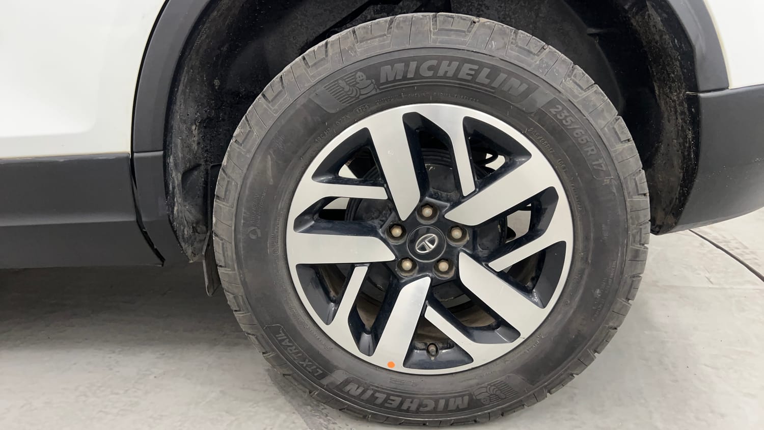 Used 2022 Tata Harrier XZS Diesel Manual tyres LEFT REAR TYRE RIM VIEW