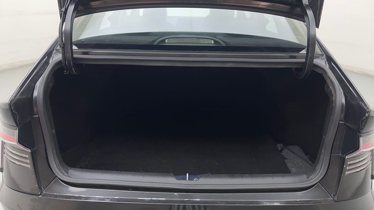 Used 2023 Hyundai Verna SX 1.5 Turbo Petrol MT Petrol Manual interior DICKY INSIDE VIEW