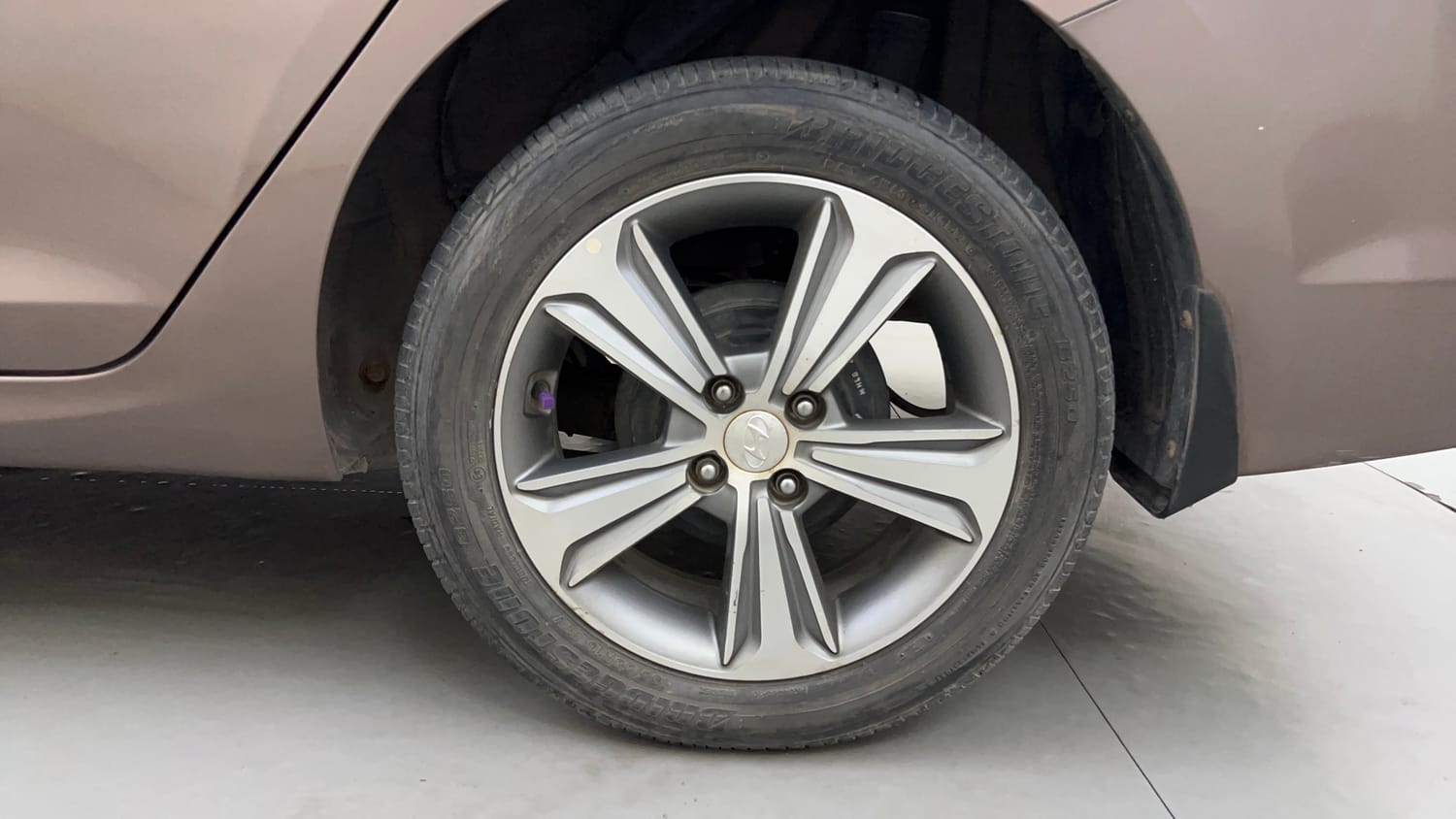 Used 2017 Hyundai Verna SX 1.6 VTVT Petrol Manual tyres LEFT REAR TYRE RIM VIEW
