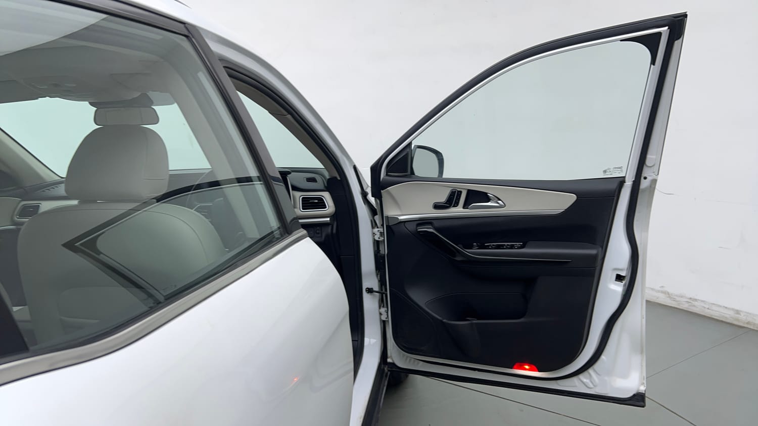2023 Mahindra XUV700 AX 7 Petrol AT Luxury Pack 7 STR-19