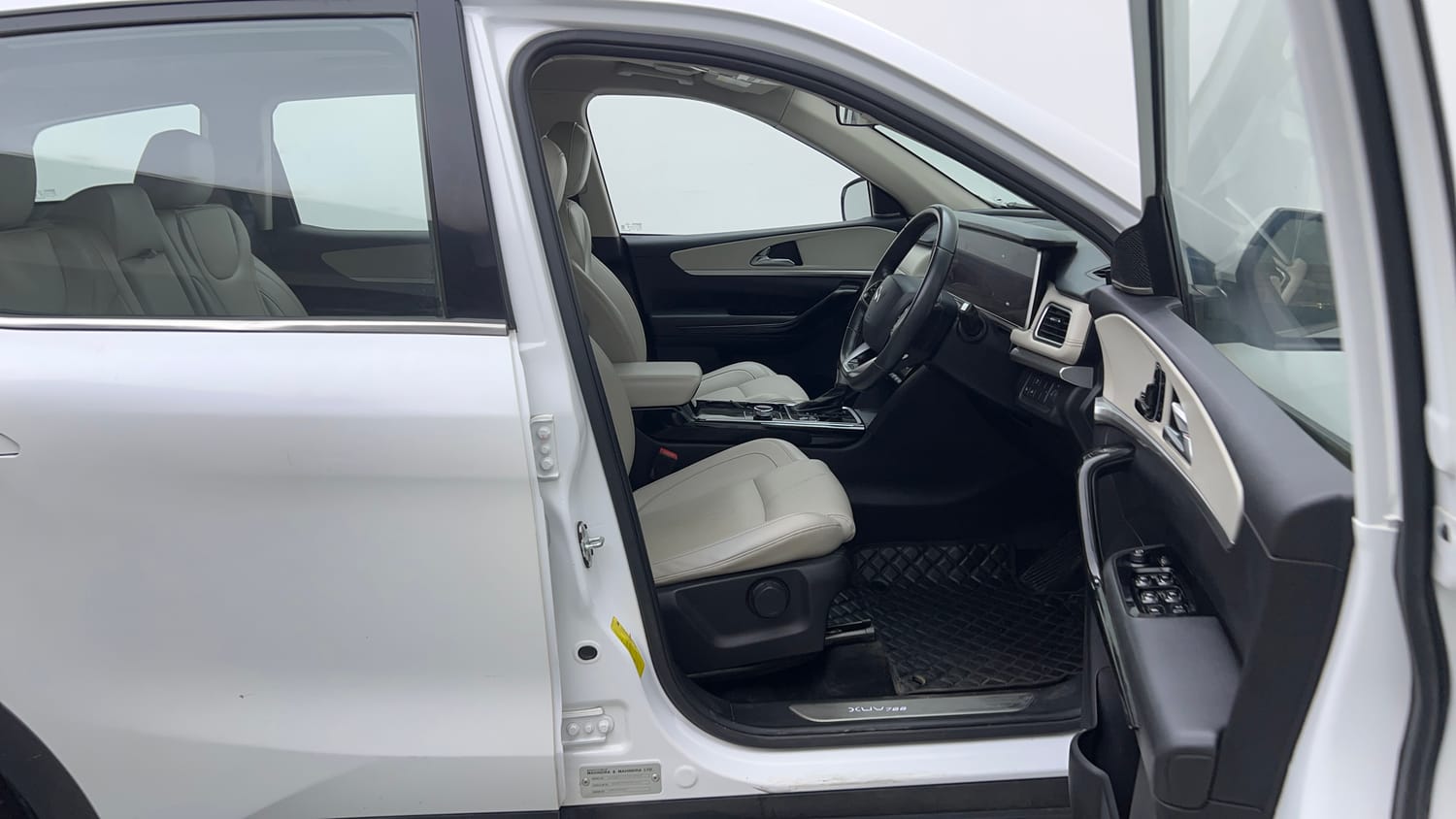 2023 Mahindra XUV700 AX 7 Petrol AT Luxury Pack 7 STR-17