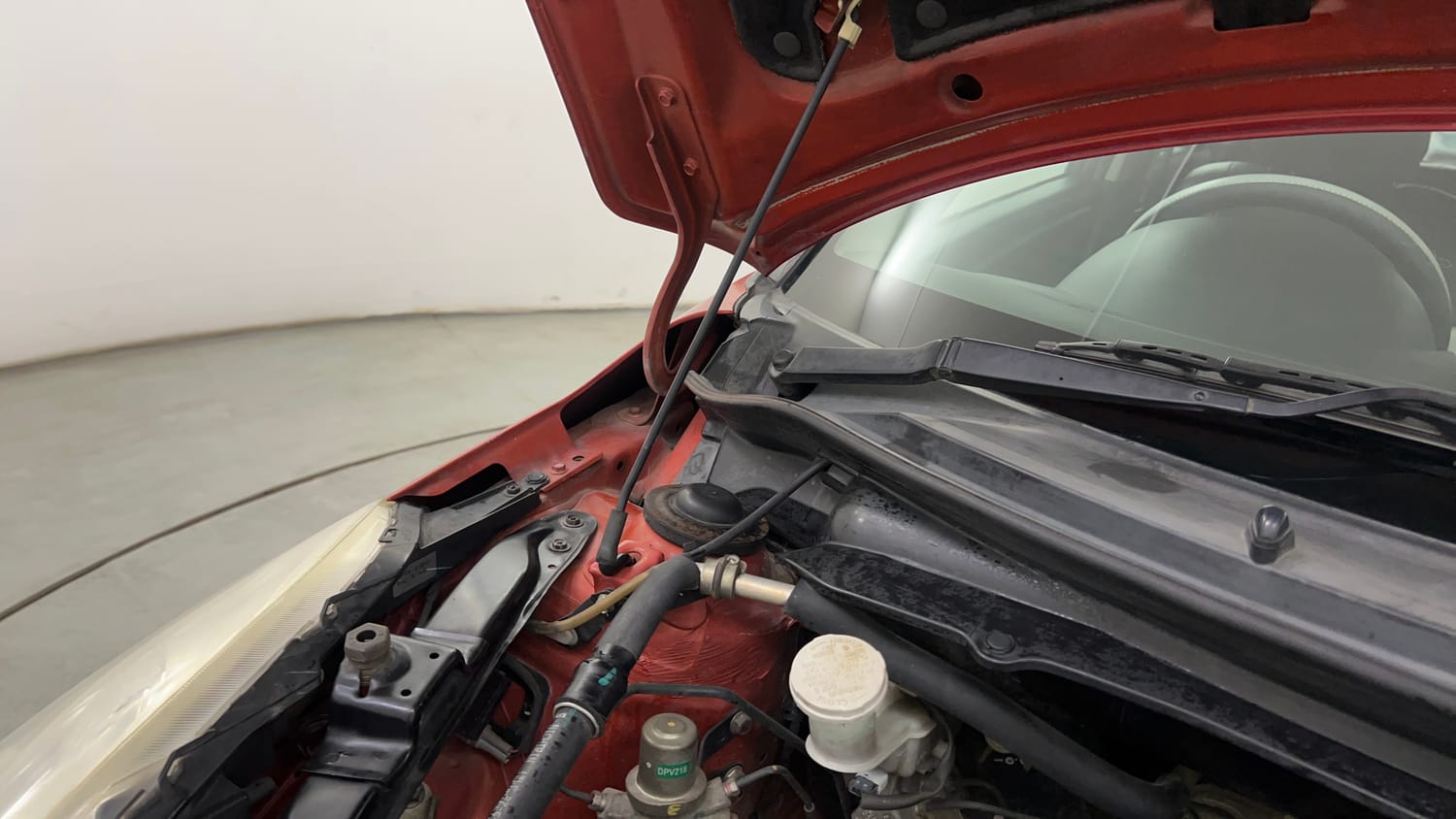 Used 2014 Maruti Suzuki Swift VXi Petrol Manual engine ENGINE RIGHT SIDE HINGE & APRON VIEW