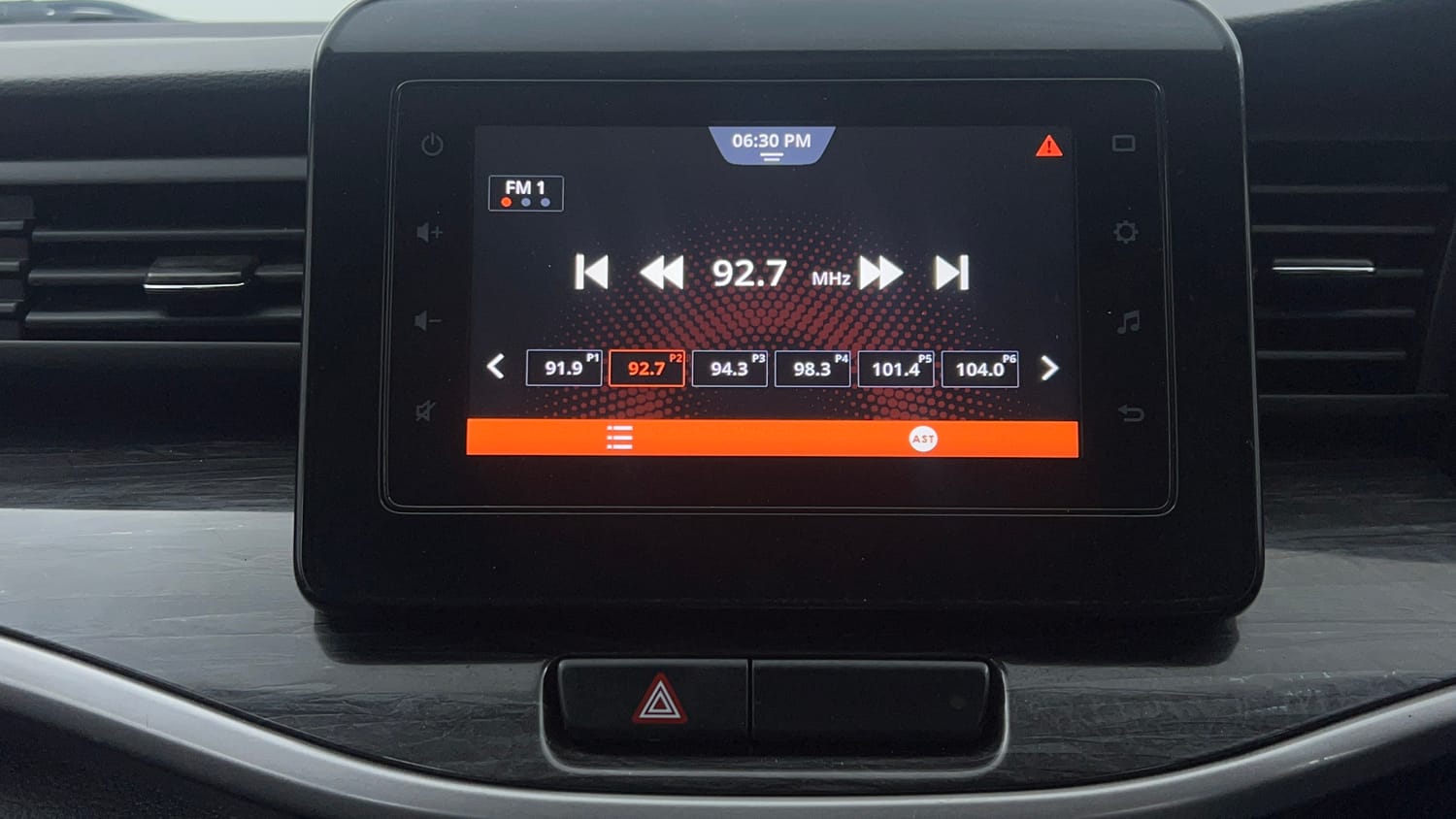 Used 2021 Maruti Suzuki XL6 Zeta MT Petrol Petrol Manual top_features Touch screen infotainment system