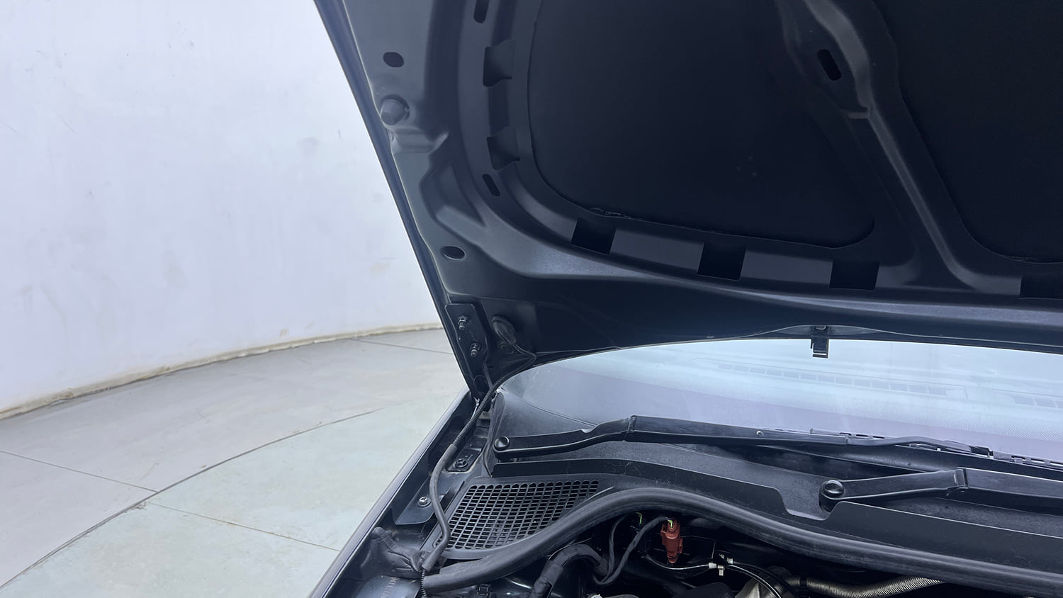 Used 2021 Volkswagen Polo Comfortline 1.0L MPI Petrol Manual engine ENGINE RIGHT SIDE HINGE & APRON VIEW
