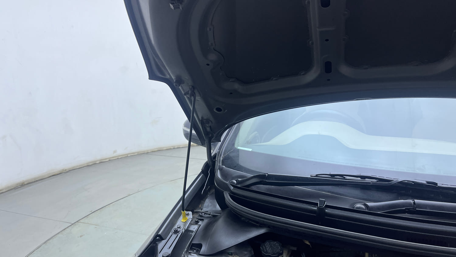 Used 2017 Hyundai Elite i20 Asta 1.2 Petrol Manual engine ENGINE RIGHT SIDE HINGE & APRON VIEW