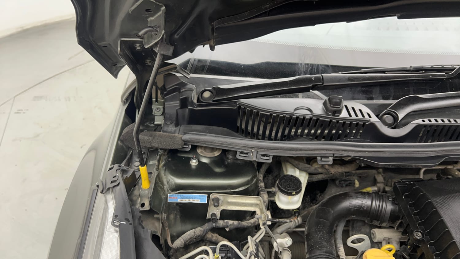 Used 2023 Tata Nexon XM (S) Petrol Manual engine ENGINE RIGHT SIDE HINGE & APRON VIEW