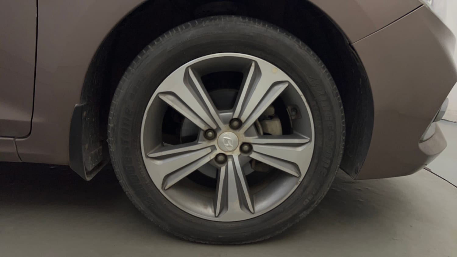 Used 2017 Hyundai Verna SX 1.6 VTVT Petrol Manual tyres RIGHT FRONT TYRE RIM VIEW