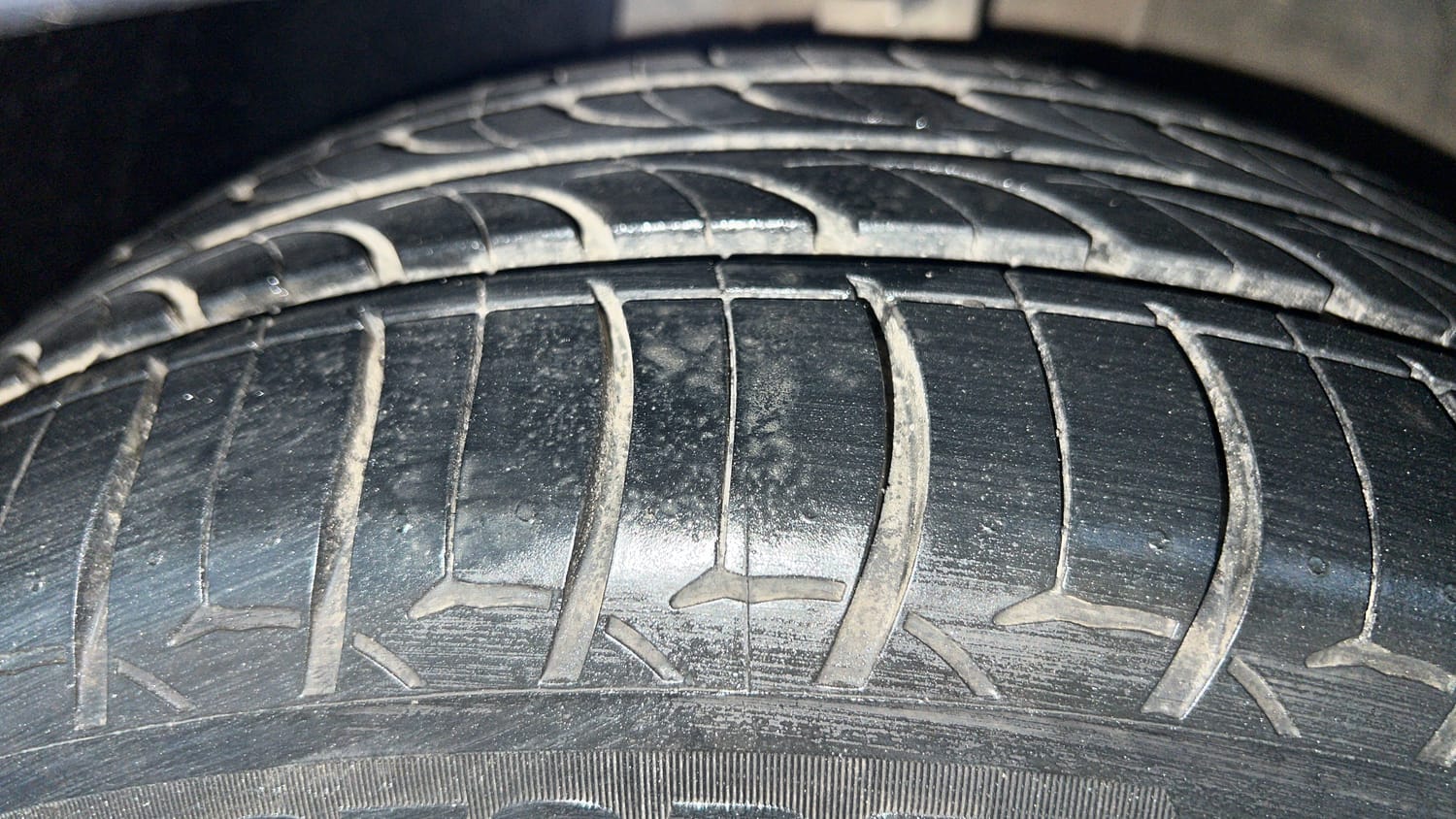 Used 2022 Hyundai New i20 Asta (O) 1.0 Turbo DCT Petrol Automatic tyres LEFT FRONT TYRE TREAD VIEW