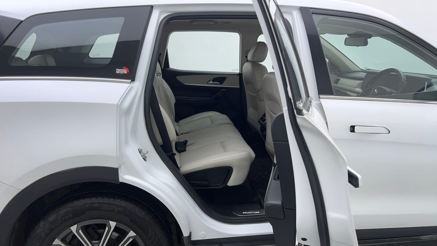 2023 Mahindra XUV700 AX 7 Petrol AT Luxury Pack 7 STR-18