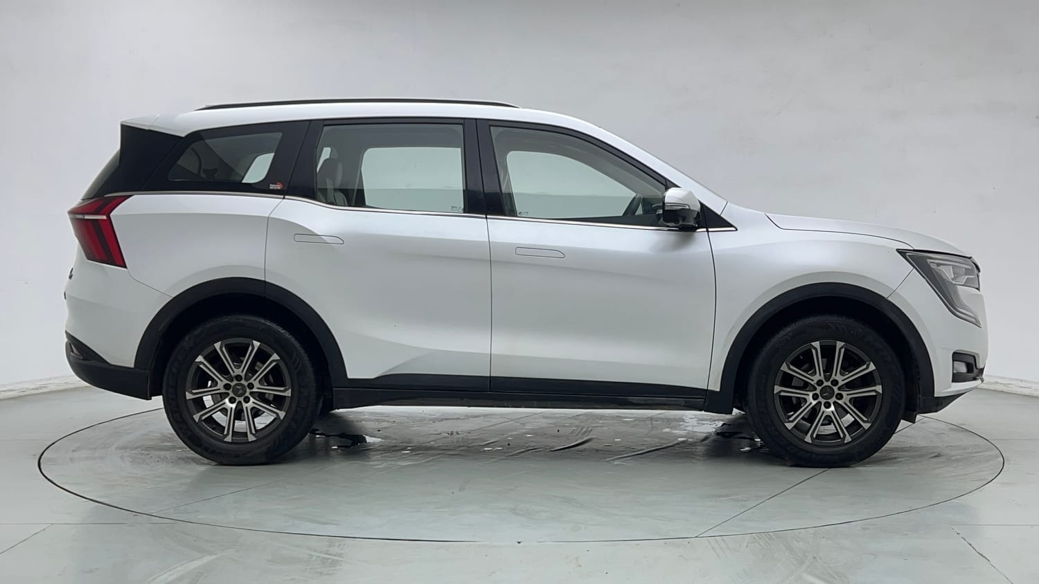 2023 Mahindra XUV700 AX 7 Petrol AT Luxury Pack 7 STR-5