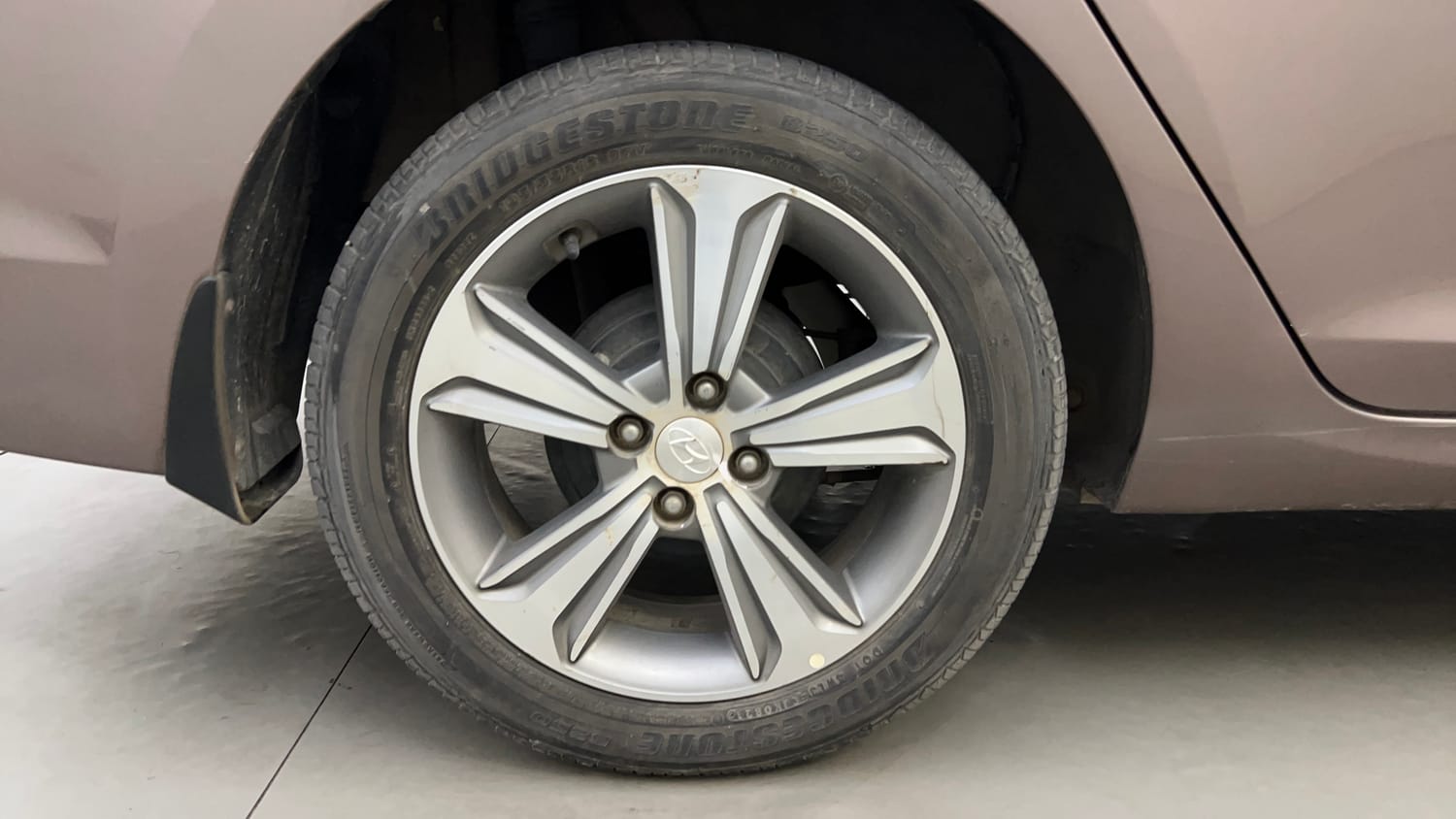 Used 2017 Hyundai Verna SX 1.6 VTVT Petrol Manual tyres RIGHT REAR TYRE RIM VIEW
