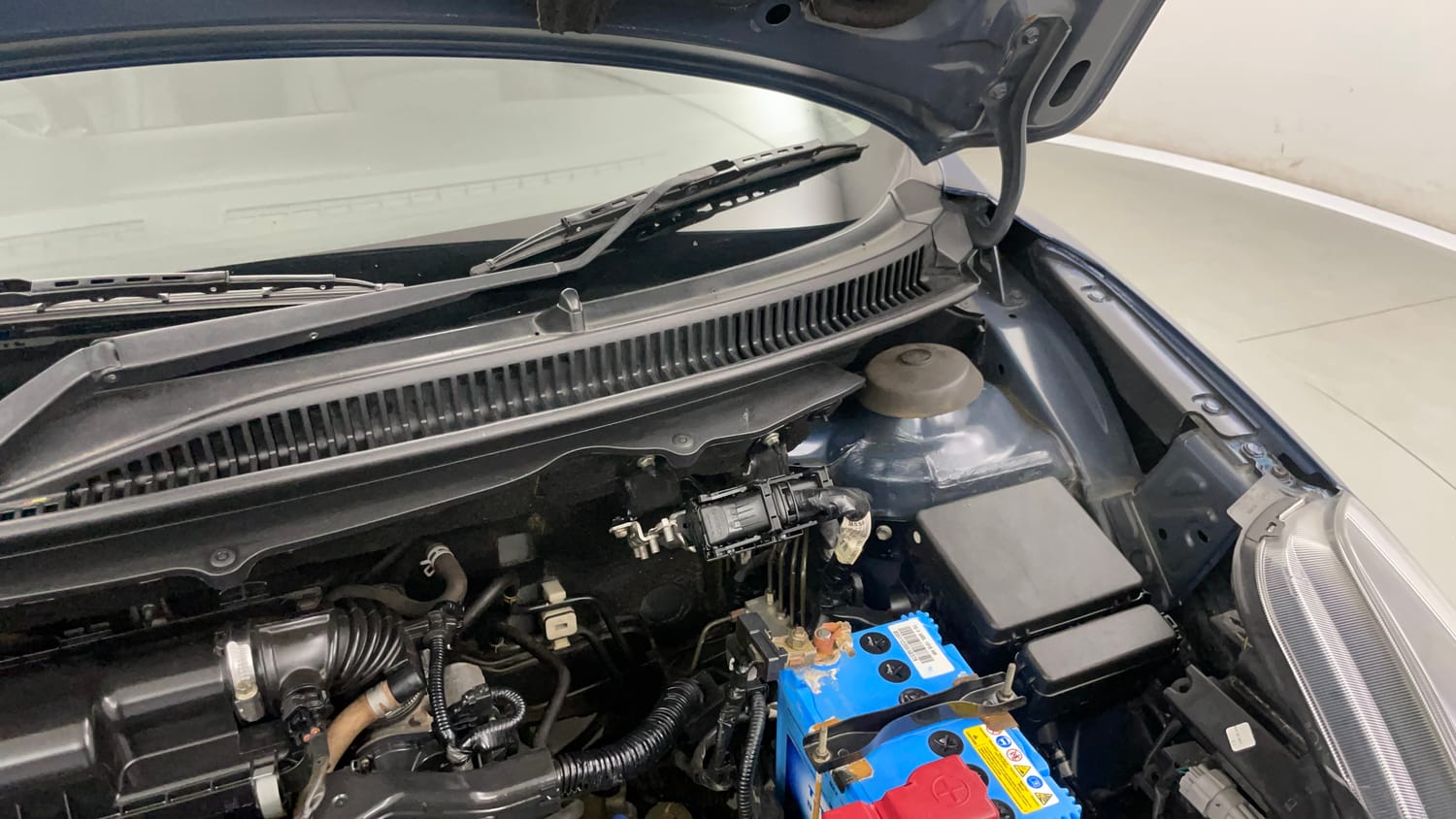 Used 2019 Maruti Suzuki Baleno Delta 1.2 Petrol Manual engine ENGINE LEFT SIDE HINGE & APRON VIEW