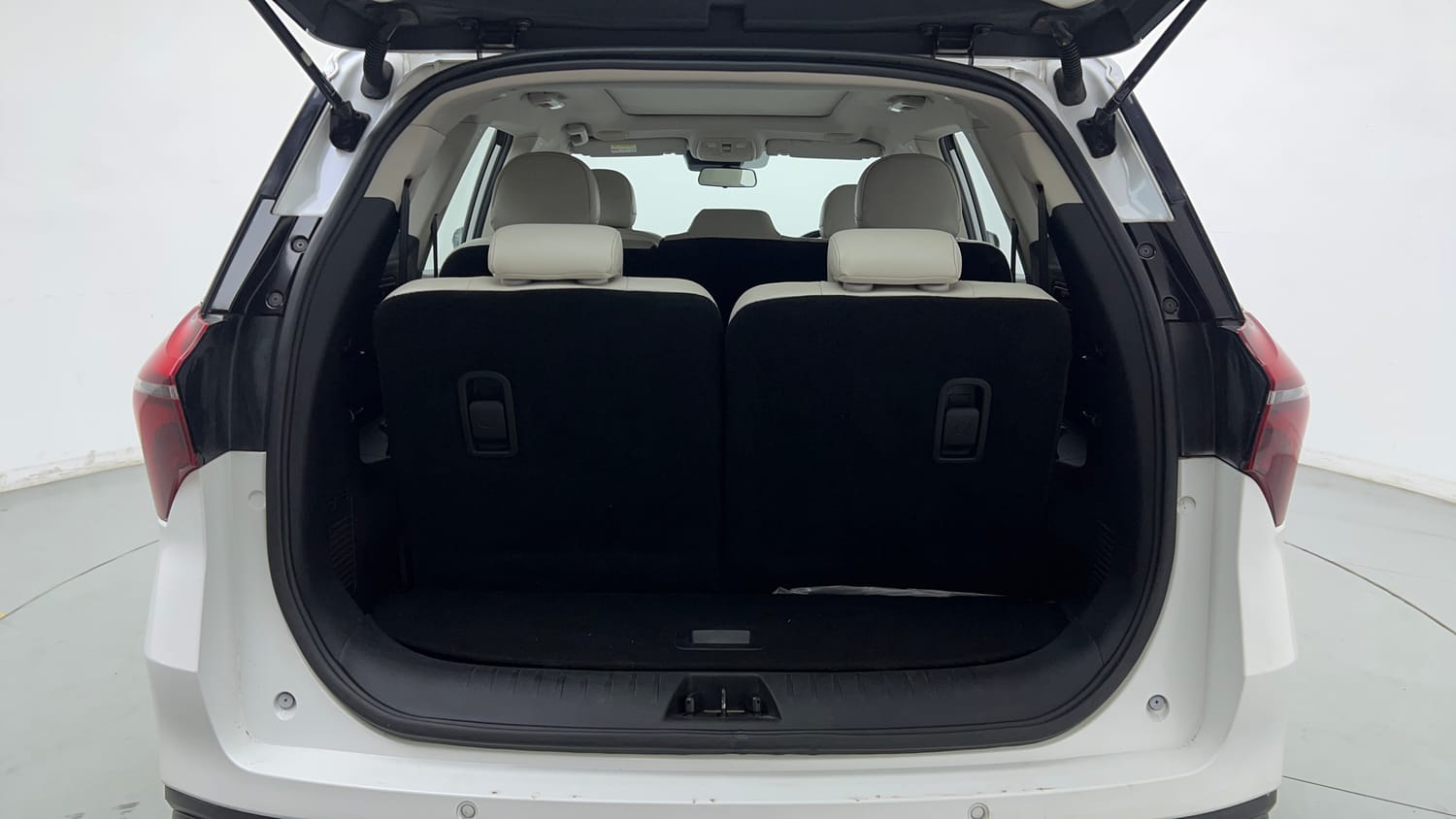 2023 Mahindra XUV700 AX 7 Petrol AT Luxury Pack 7 STR-26