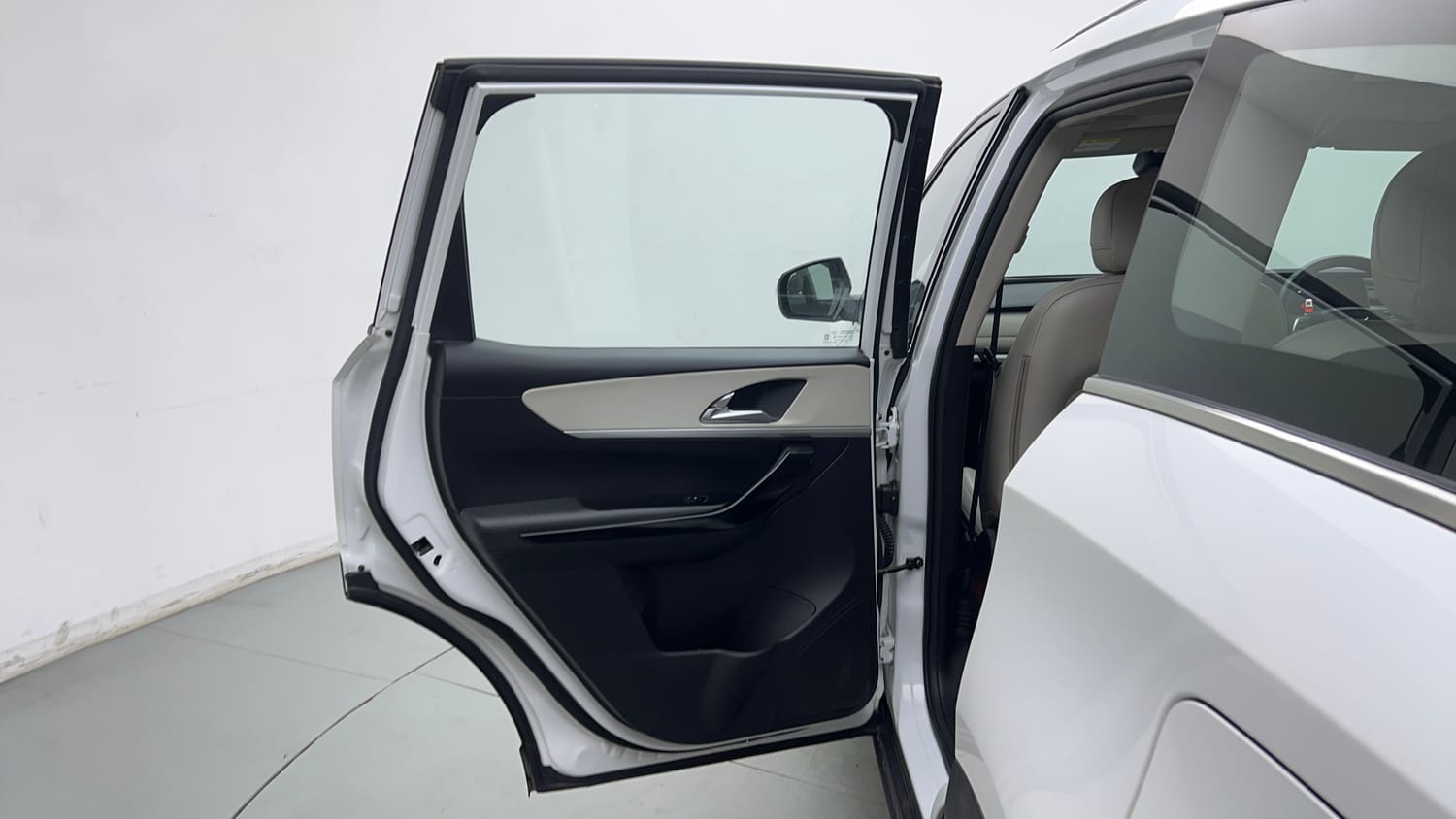 2023 Mahindra XUV700 AX 7 Petrol AT Luxury Pack 7 STR-22