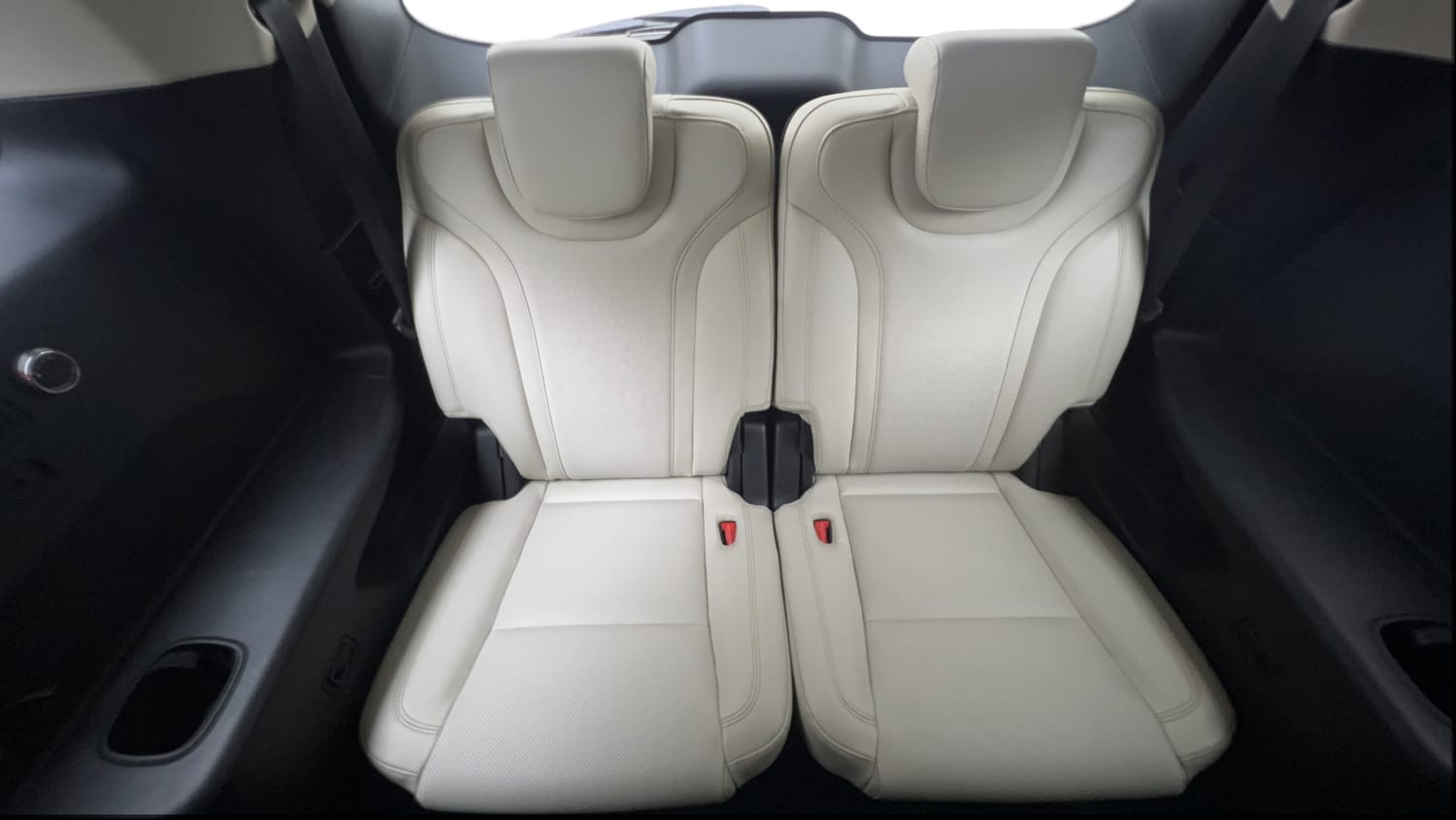 2023 Mahindra XUV700 AX 7 Petrol AT Luxury Pack 7 STR-24