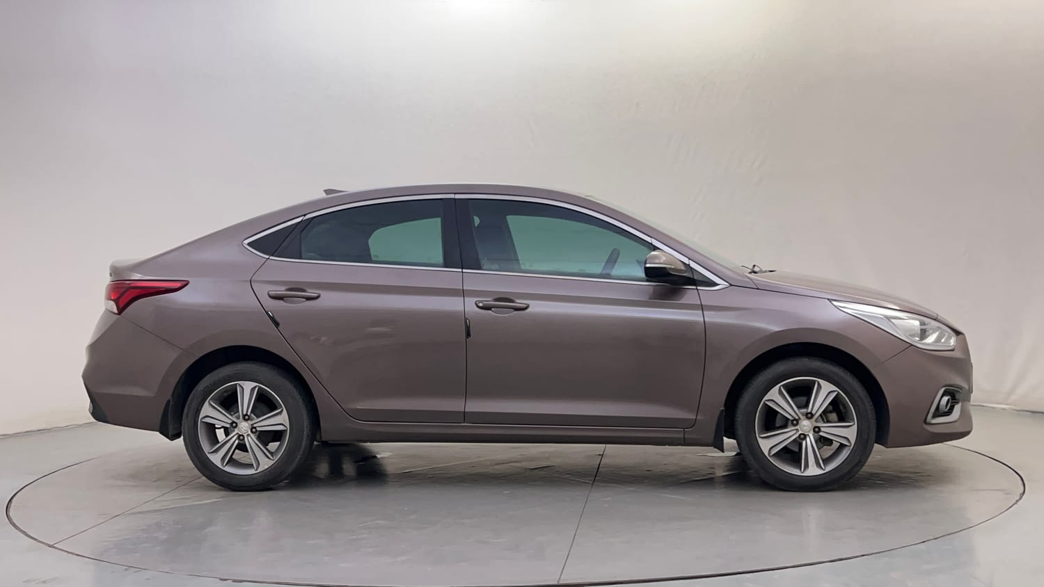 Used 2017 Hyundai Verna SX 1.6 VTVT Petrol Manual exterior RIGHT SIDE VIEW