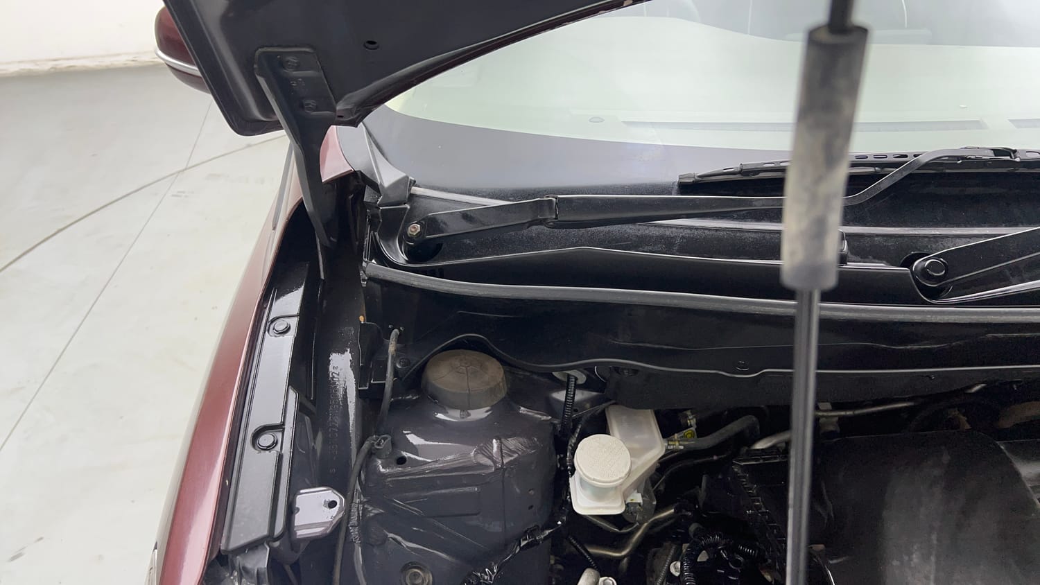 Used 2022 Maruti Suzuki Ertiga ZXi Plus Petrol Manual engine ENGINE RIGHT SIDE HINGE & APRON VIEW