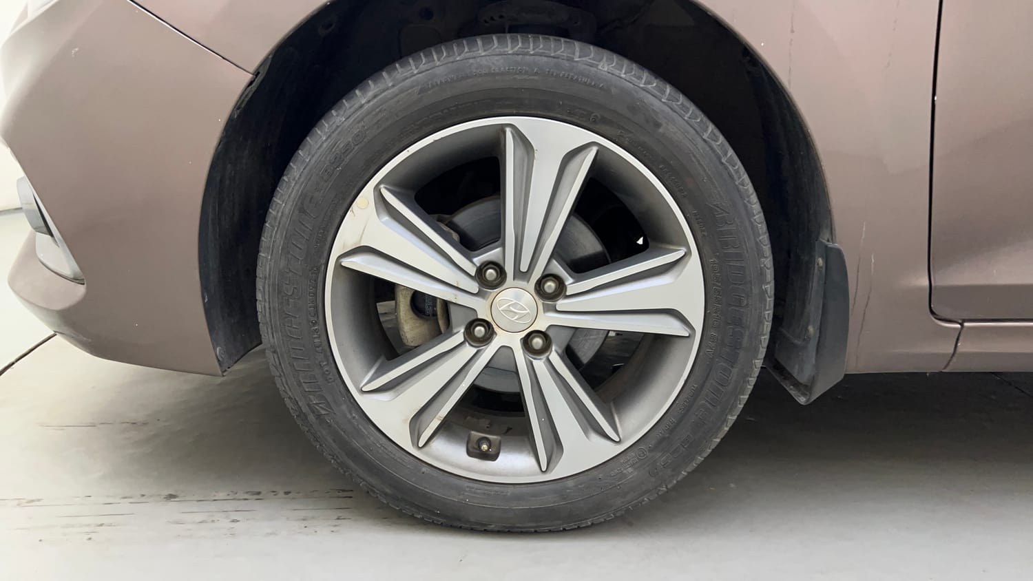 Used 2017 Hyundai Verna SX 1.6 VTVT Petrol Manual tyres LEFT FRONT TYRE RIM VIEW