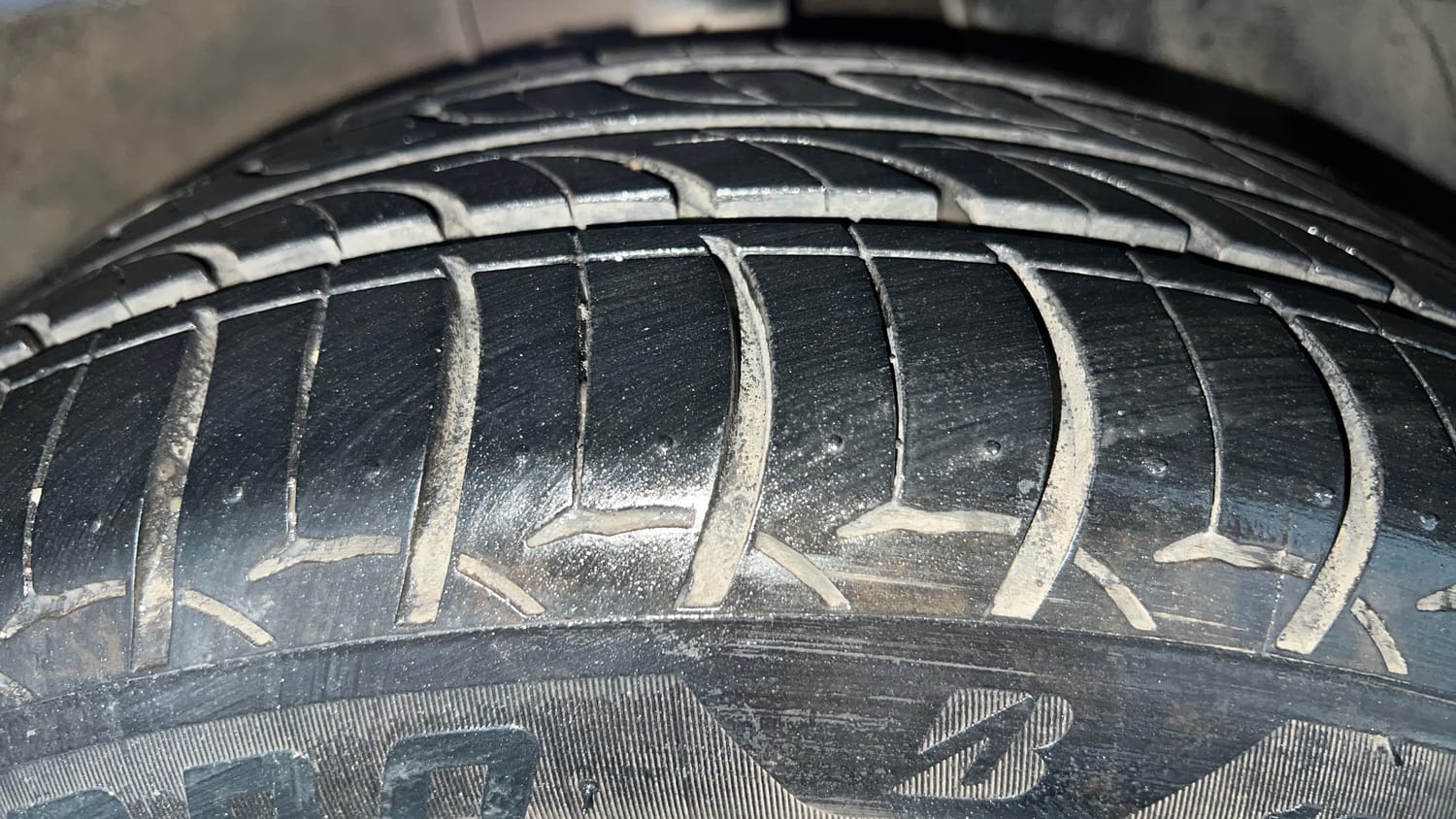 Used 2022 Hyundai New i20 Asta (O) 1.0 Turbo DCT Petrol Automatic tyres RIGHT FRONT TYRE TREAD VIEW