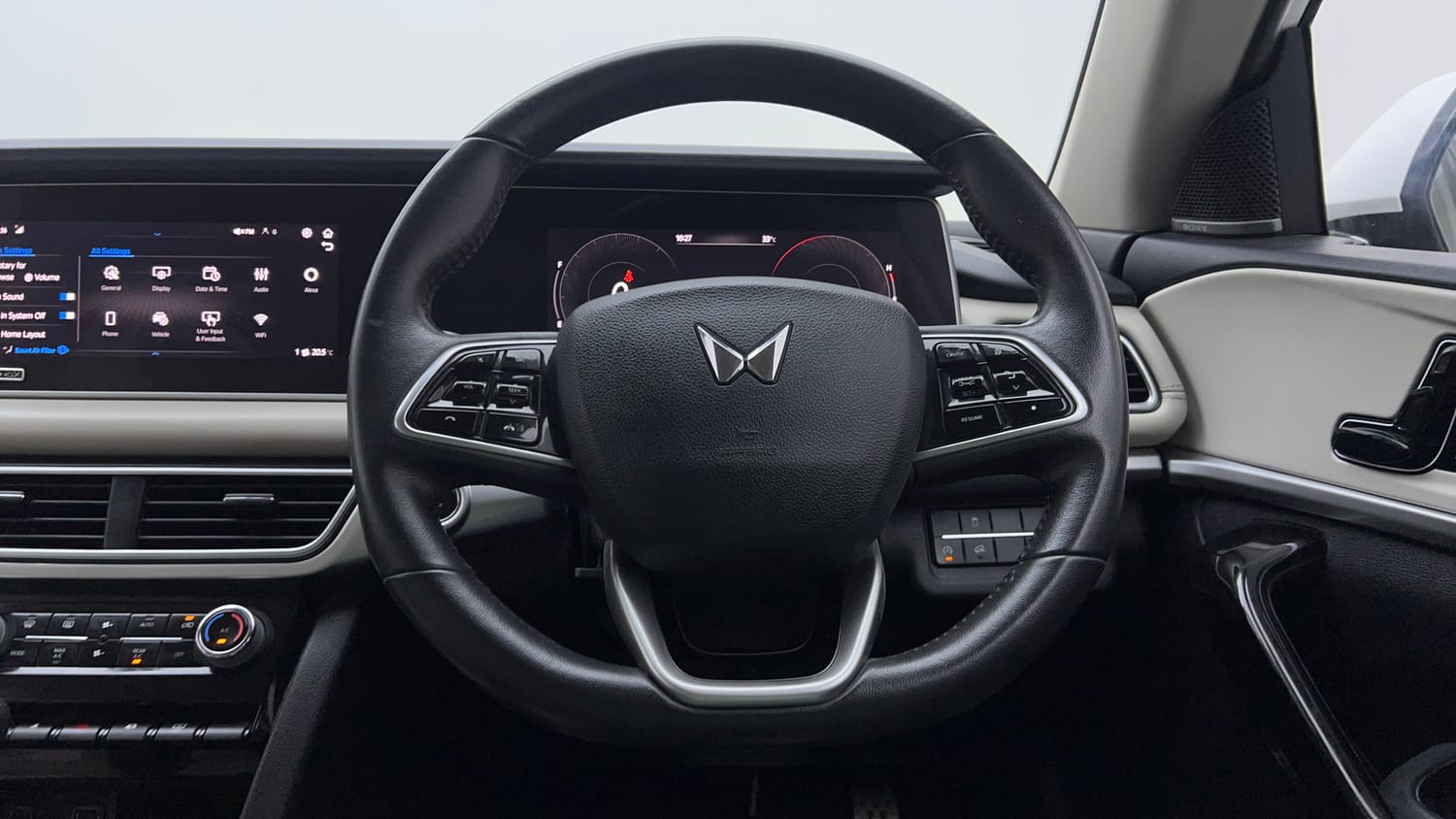 2023 Mahindra XUV700 AX 7 Petrol AT Luxury Pack 7 STR-14