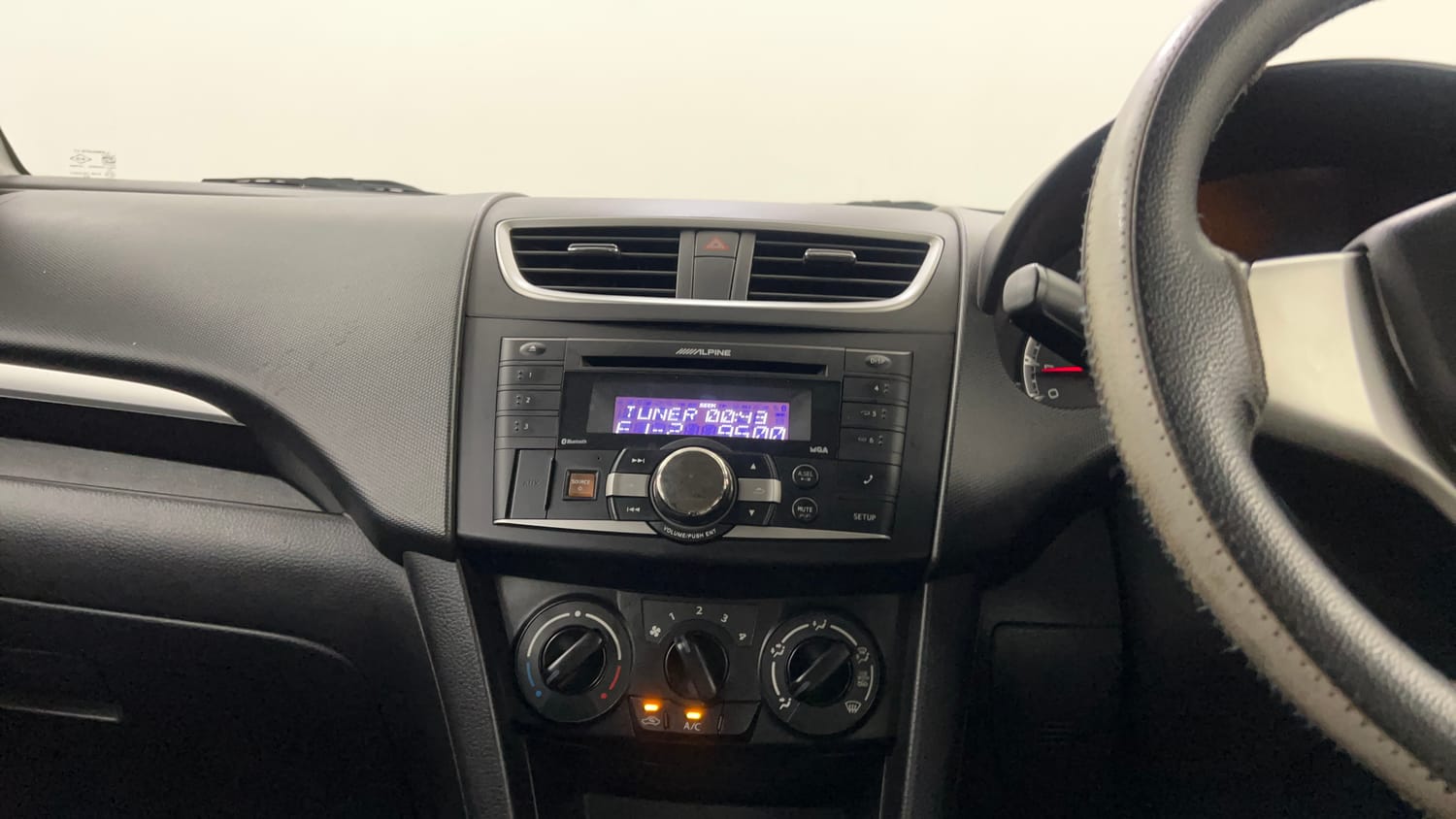 Used 2014 Maruti Suzuki Swift VXi Petrol Manual interior MUSIC SYSTEM & AC CONTROL VIEW